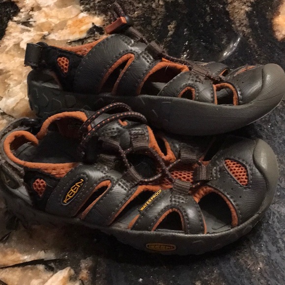 Keen water sandal/sneaker. Little kid size 11 - Picture 2 of 6